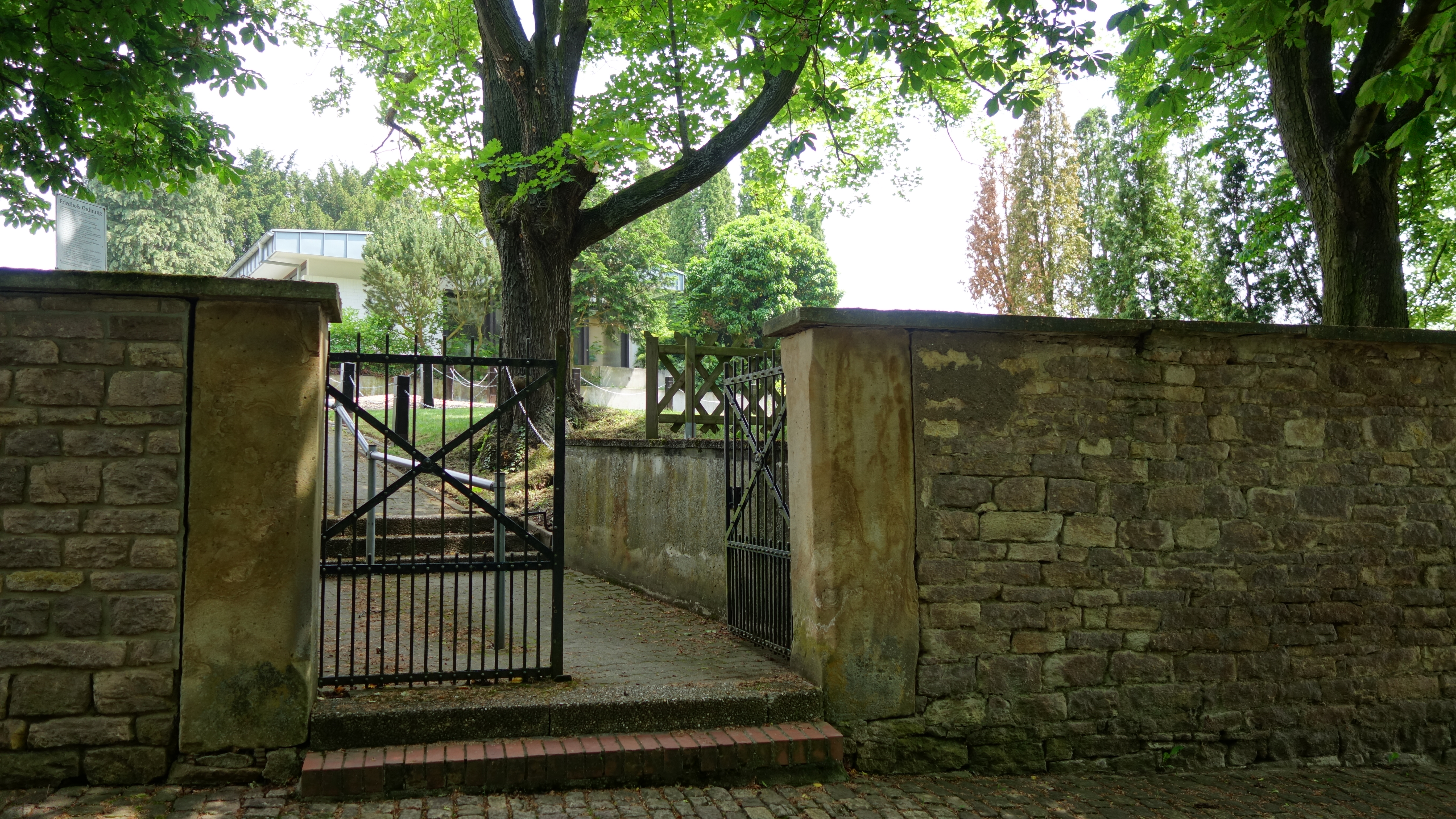 Friedhof Horrweiler In Horrweiler liegt einer der Friedhöfe mit günstigem Rasengrab