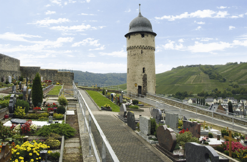 Friedhof Zell (Mosel) In Zell an der Mosel liegt einer der Friedhöfe mit günstigem Rasengrab